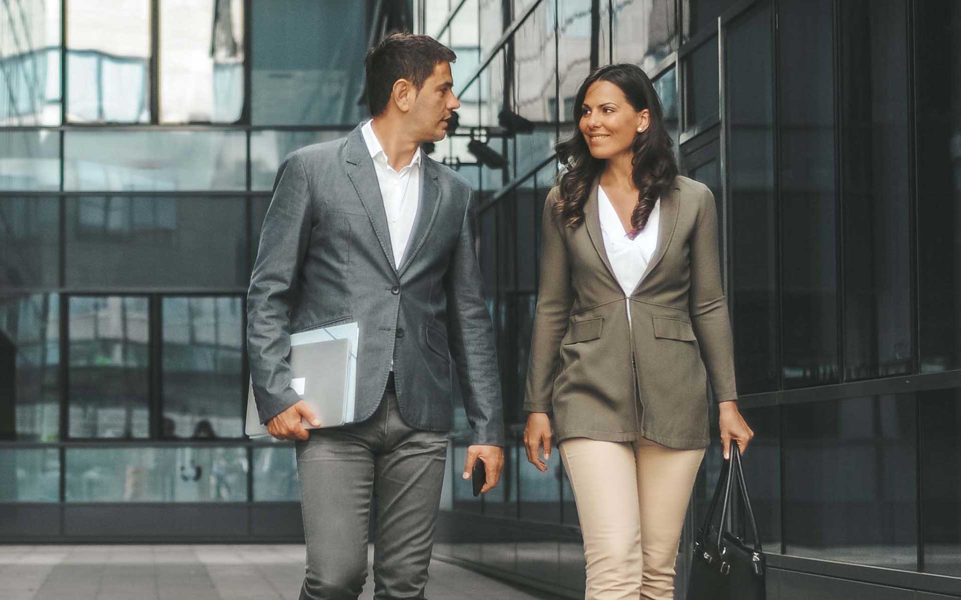 La contraddizione italiana: celebriamo chi promette, ignoriamo chi produce